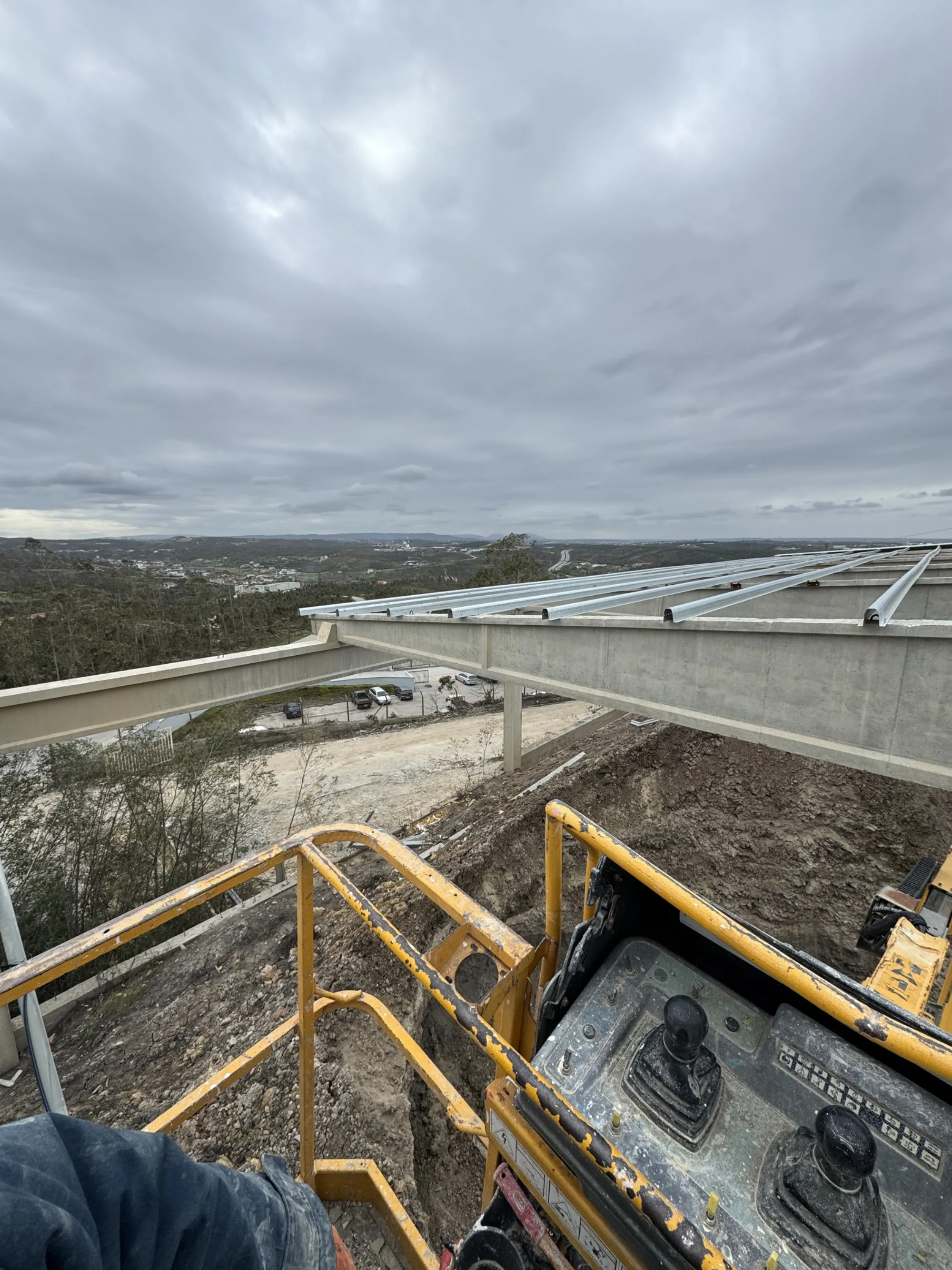 Perfis metálicos galvanizados montados sobre vigas de betão pré-fabricadas, vista sobre a região de Leiria