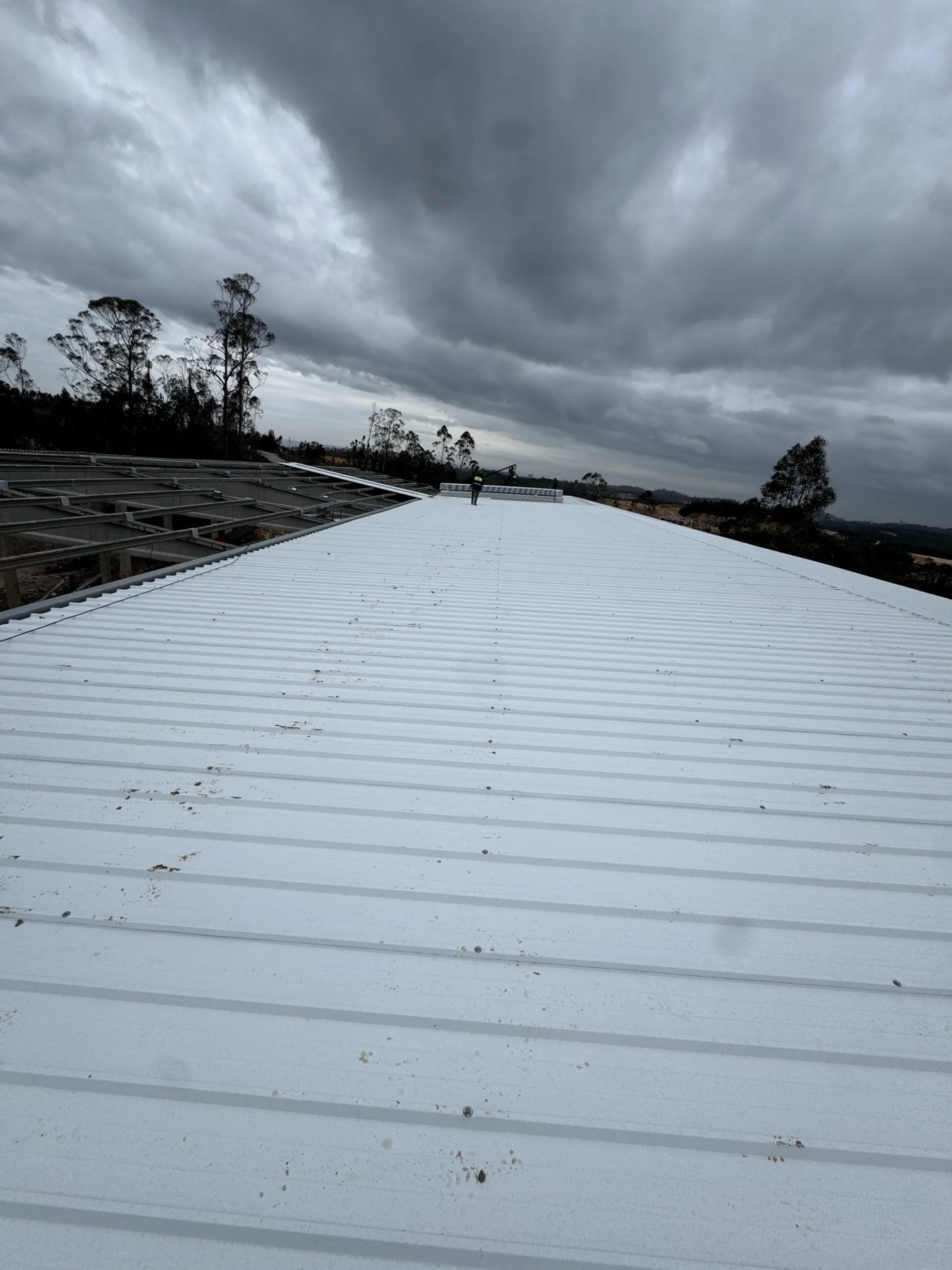 Cobertura metálica de grande vão numa nave industrial, vista do topo