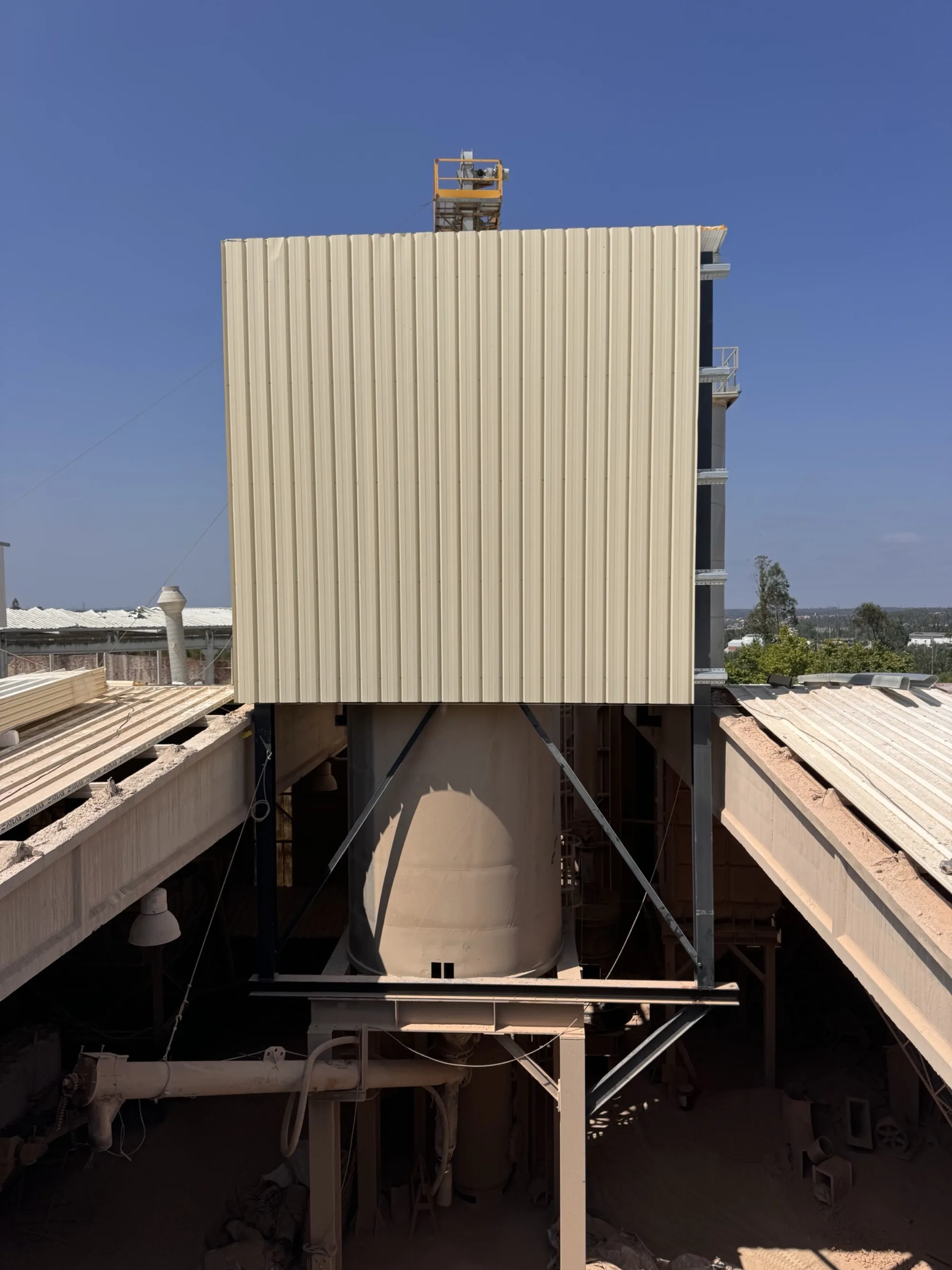 Volume técnico com revestimento metálico concluído, montado sobre estrutura de silo