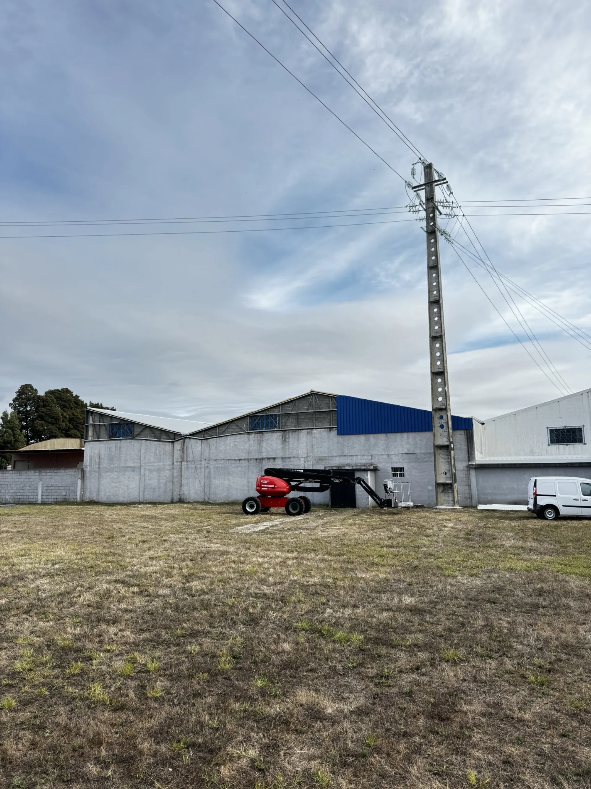 Pavilhão industrial com cobertura e platibanda em chapa metálica azul