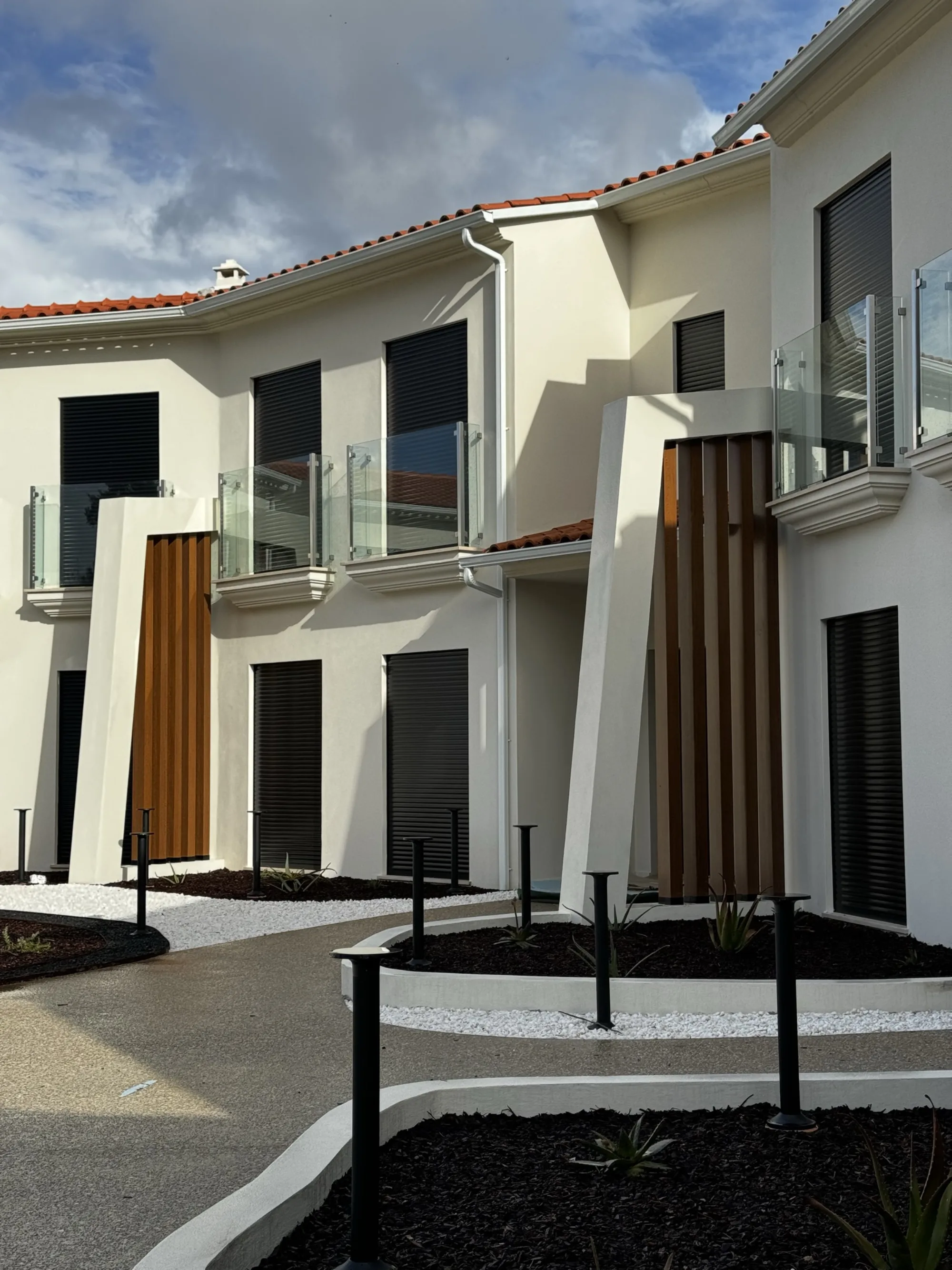 Moradia com dois elementos verticais de revestimento decorativo em compósito tom madeira