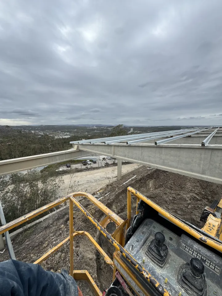 Perfis metálicos galvanizados montados sobre vigas de betão pré-fabricadas, vista sobre a região de Leiria
