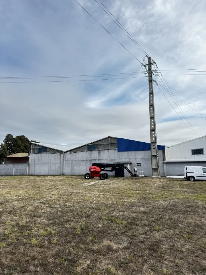 Pavilhão industrial com cobertura e platibanda em chapa metálica azul